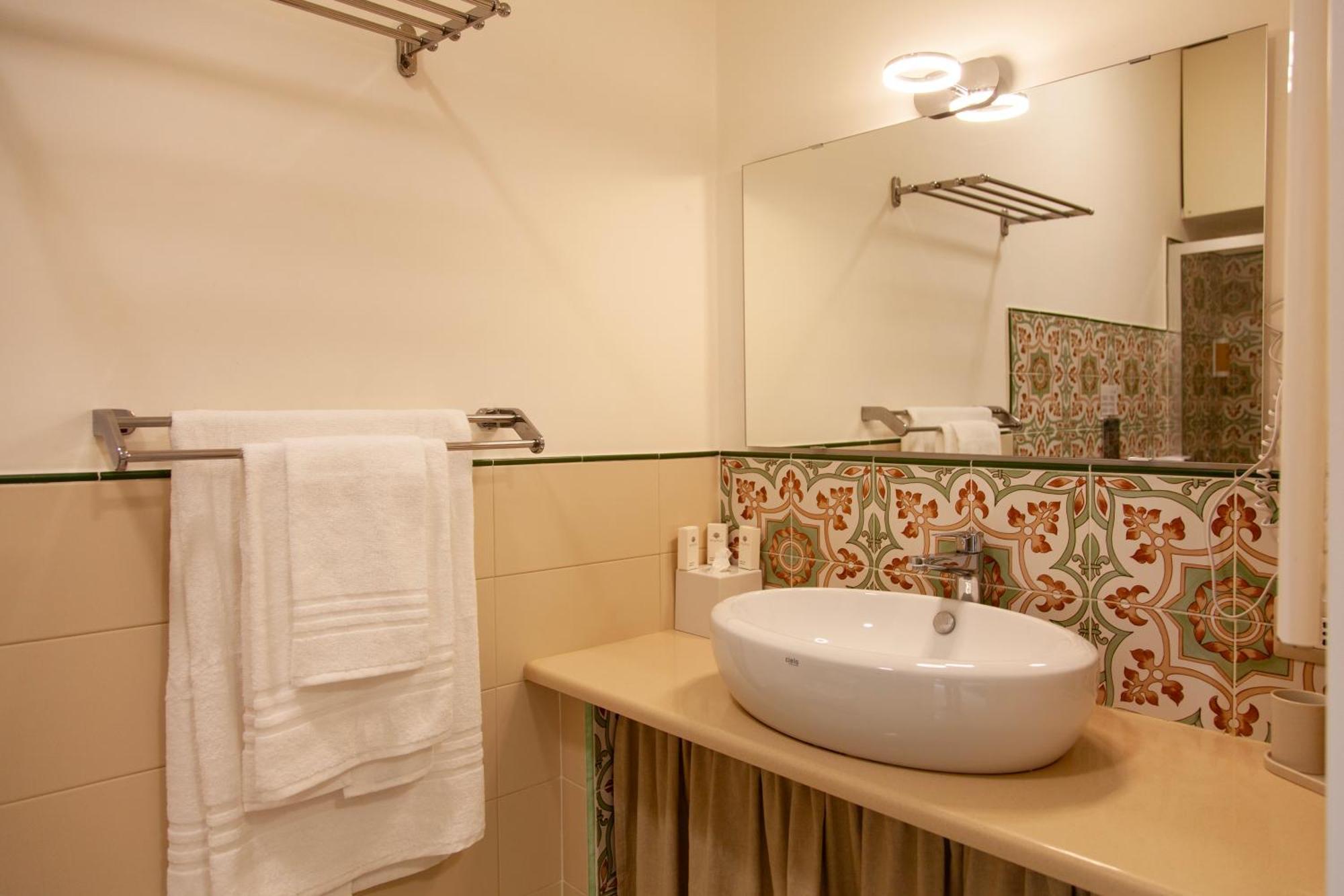 Opera 5 Hotel Napoli Bagian luar foto